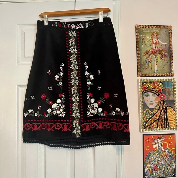 Gorgeous Embroidered Skirt with Folklore Flower Art Design - Size 6 - Picture 6 of 12